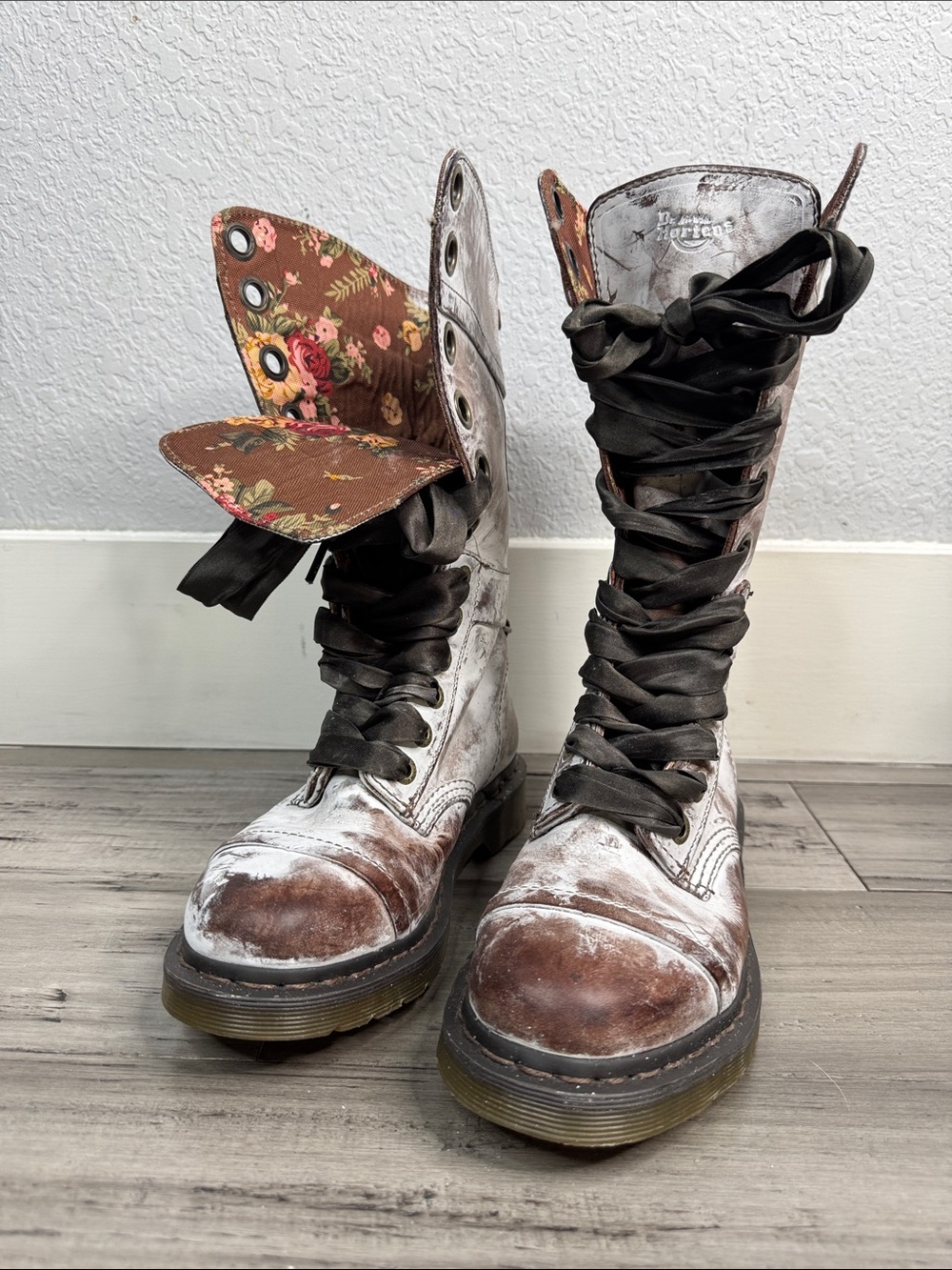 NWT DR MARTENS TRIUMPH 1914 BROWN MASSAI VICTORIAN FLORAL FOLD OVER COMBAT BOOTS - Picture 4 of 15